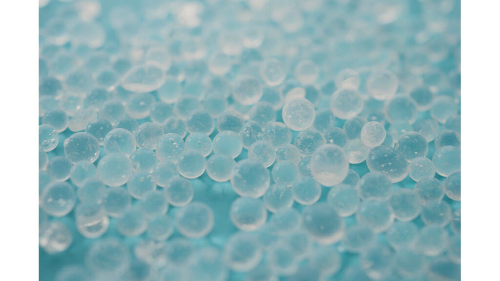 A silica gel moisture-absorbing packet, representing a simple tool for humidity damage prevention in bag storage